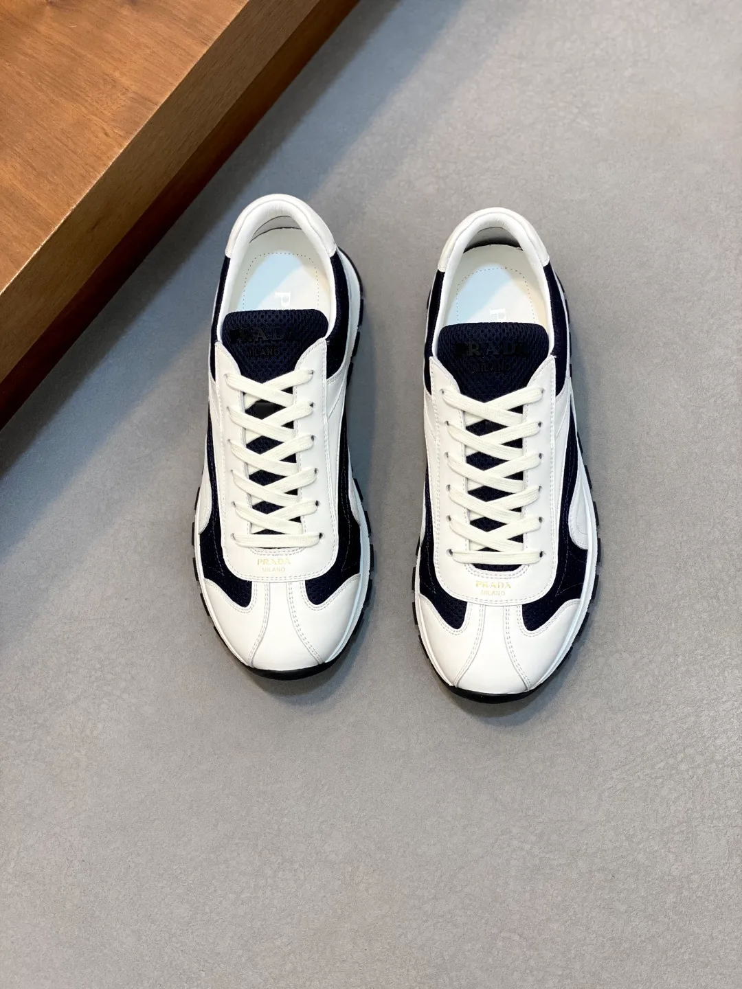 Men's shoes 💰740 Prada men's new lace-up sports and casual shoes. This upper is made of imported calfskin stitching. The tongue is P's classic bronzing lougou. The lining is made of calfskin for the feet. The outsole is made of non-slip sports exclusive rubber outsole with logo. It feels good on the foot. It is fashionable and fashionable. It has a standard sports version and looks very good on the foot! Comes with original box and dust bag! L leather shoe size: 39/40/41/42/43/44 original box packaging + dust bag